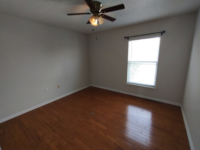 Building Photo - Spacious 4 bedroom, 2.5 bathroom house in Poinciana