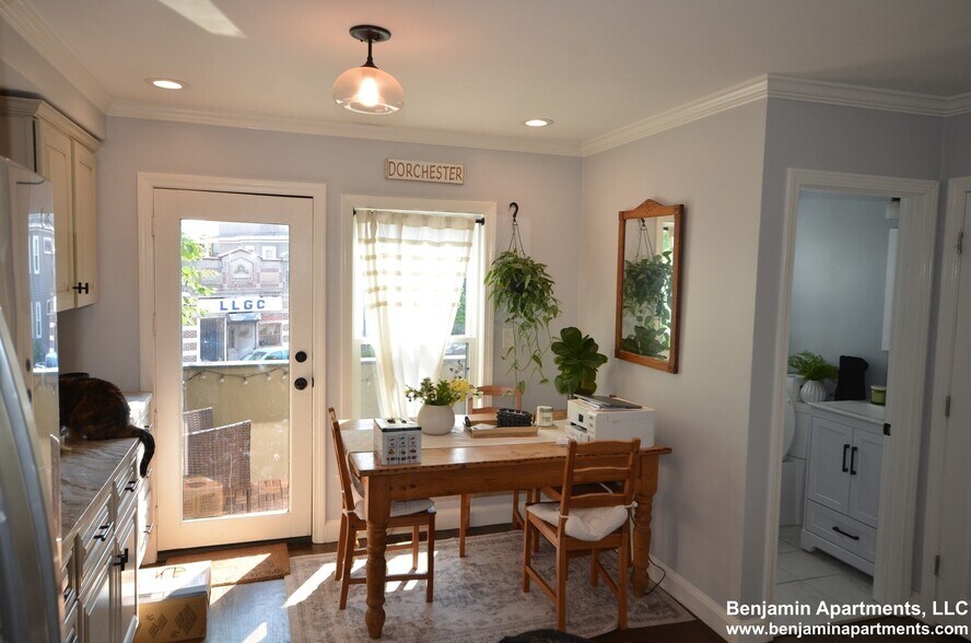 Building Photo - 111 Alban St