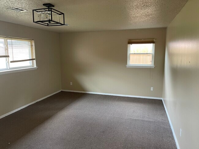 Building Photo - 5818 NW 33rd St