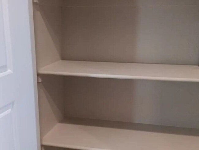 Building Photo - Welcome to this beautiful 3 bedroom, 2 bat...