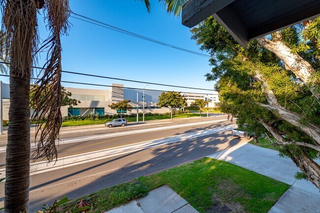 Building Photo - 1070 W Santa Ana Blvd