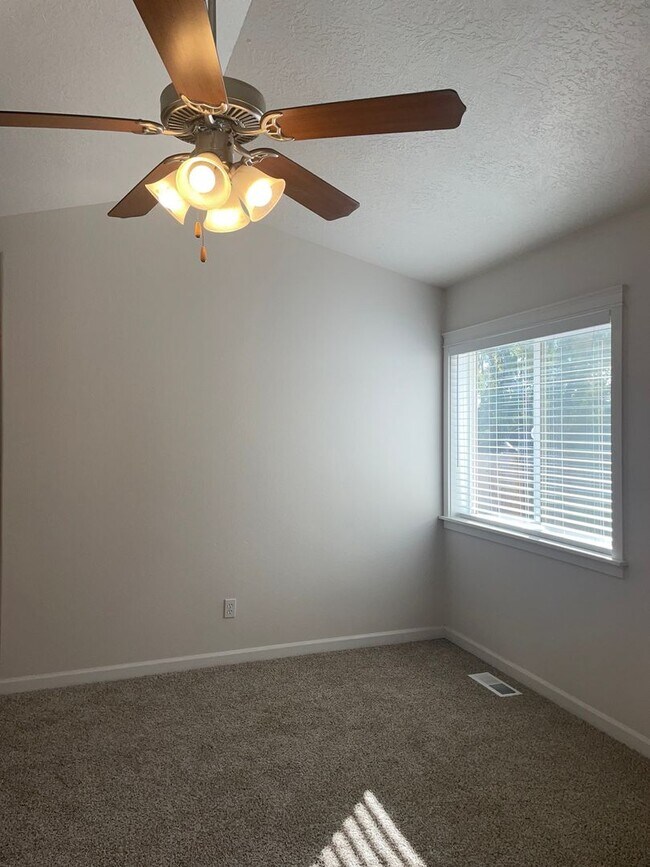 Building Photo - 2 bed 1 bath + Bonus Room Duplex in Northeast Salem!