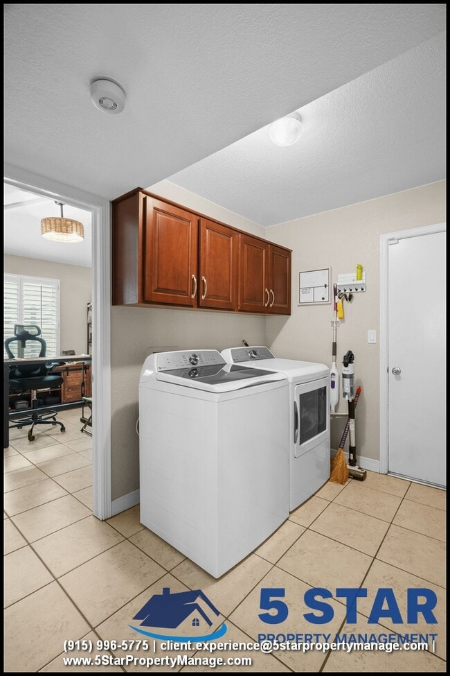 Building Photo - 6052 Bandolero Dr