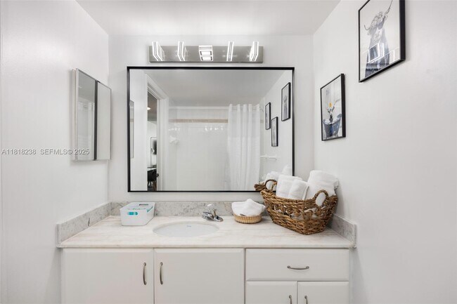 Building Photo - 1200 Brickell Bay Dr