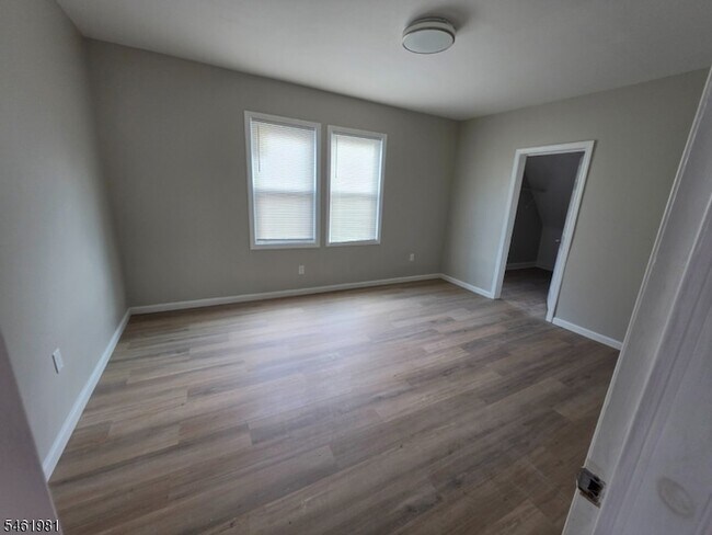 Building Photo - 37 Mapes Ave