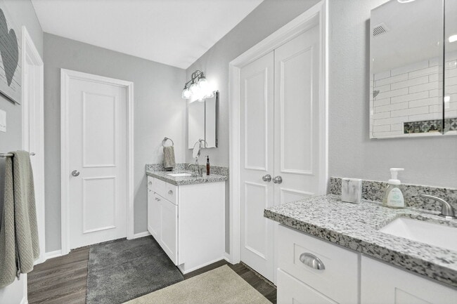 Building Photo - Charming 4-Bed Home with Granite Elegance in Sugar Land