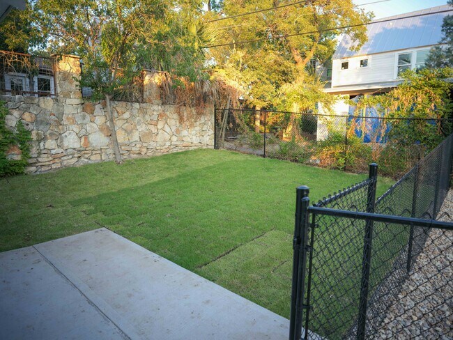 Building Photo - 803 Oakland Ave