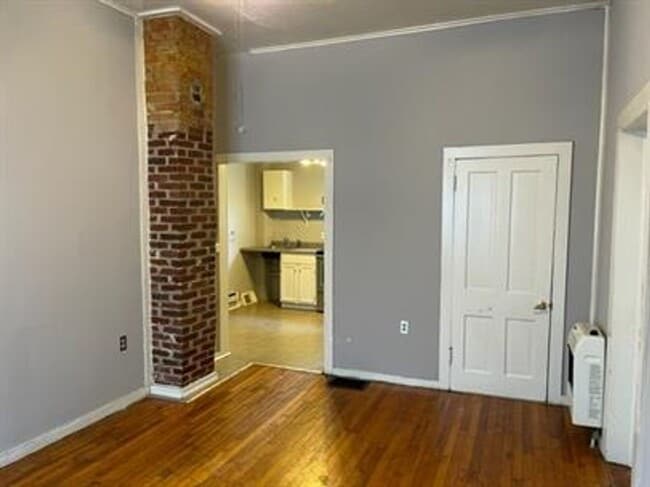 Building Photo - 302 W Eureka St