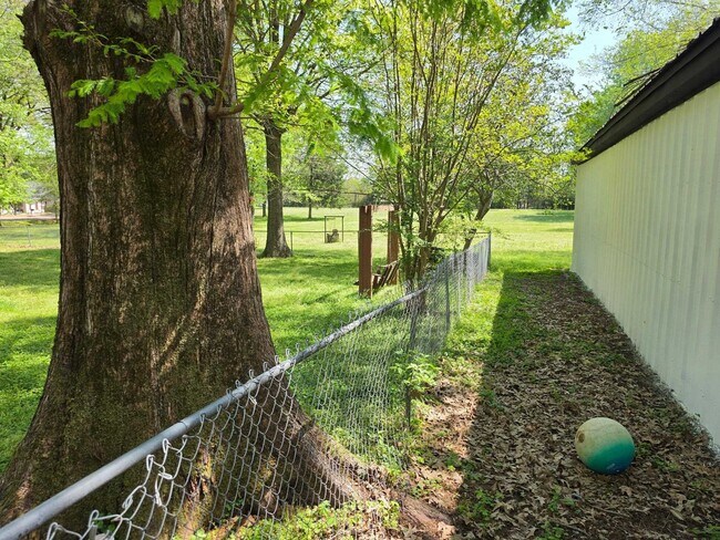 Building Photo - 4580 Shadowlawn Rd