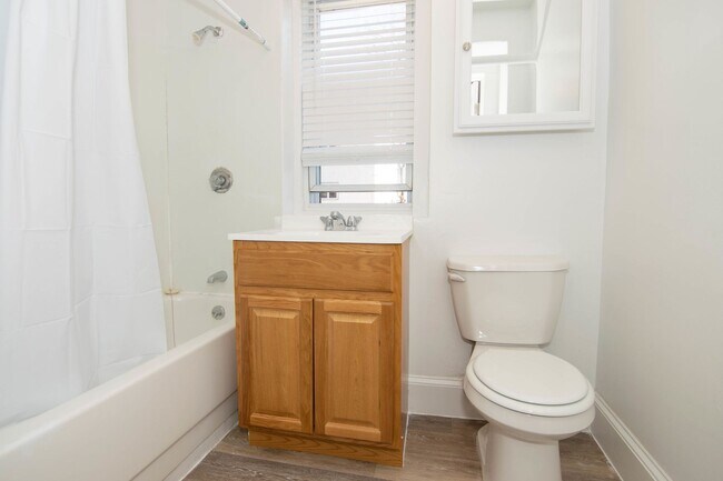 Building Photo - 3 bed/1 bath in Brighton