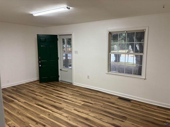 Building Photo - 122 Tinker Blvd