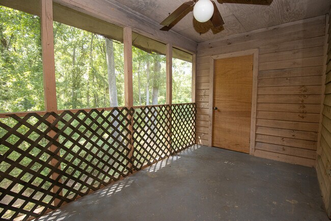 Building Photo - Spacious 2BR 2BA townhome in Village Creek!