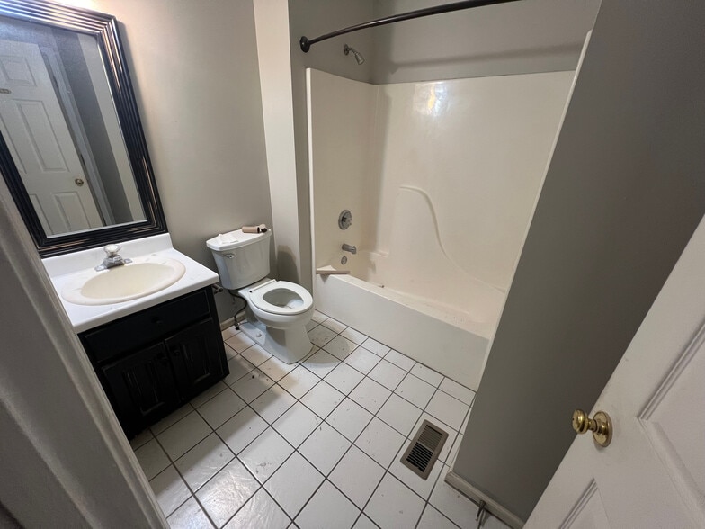 Building Photo - Room in House on Barrett Springs Dr