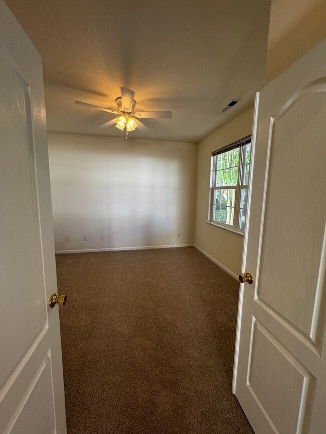 Building Photo - BEAUTIFUL OPEN FLOOR PLAN