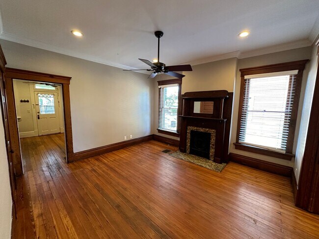 Building Photo - Hunter Ave 1045-1047 GW2