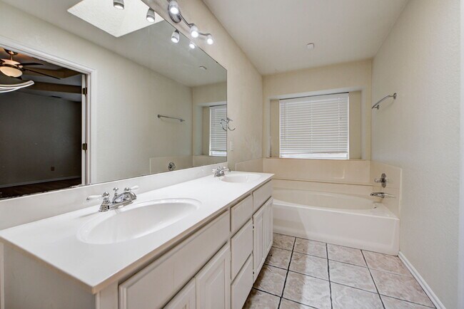 Building Photo - 2904 Canyon Oaks Ct