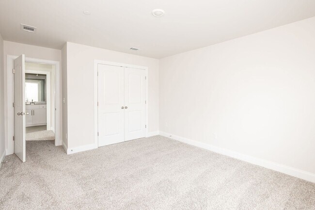 Building Photo - 204 Douglas Bend Rd