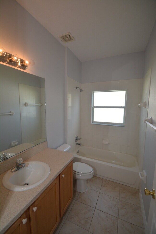 Building Photo - "Charming 3-Bed Oasis in Palm Coast - 1,85...
