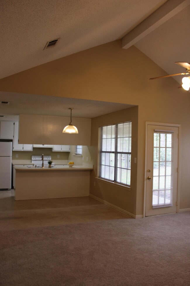 Building Photo - 2138 Edgewood Dr