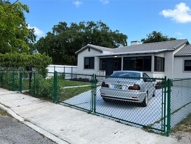 Building Photo - 418 NW 48th St
