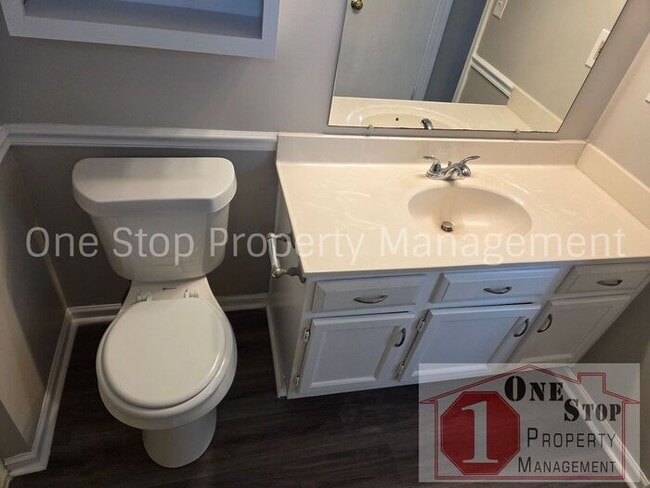 Building Photo - Cozy 3 bedroom 2.5 bathroom in Blue Springs, MO!