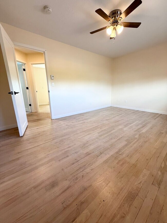 Building Photo - Charming 2 Bedroom Unit in NE Portland Water/ Sewar & Garbage PAID FOR!!!