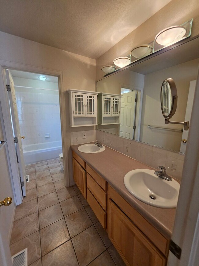 Building Photo - 1636 Weatherby Ln