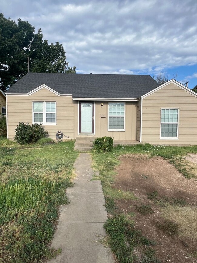 Primary Photo - Large 3 bed 1 bath Home!