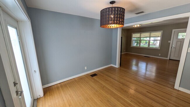 Building Photo - Charming two bedroom one bath cottage with...
