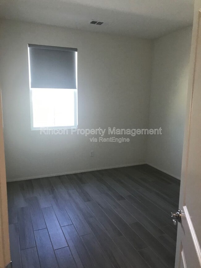 Building Photo - 581 Pioneer St