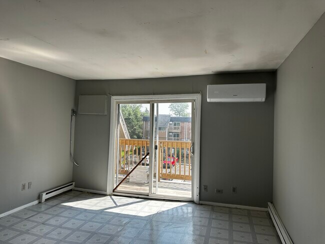 Building Photo - 561 Ashland Ave