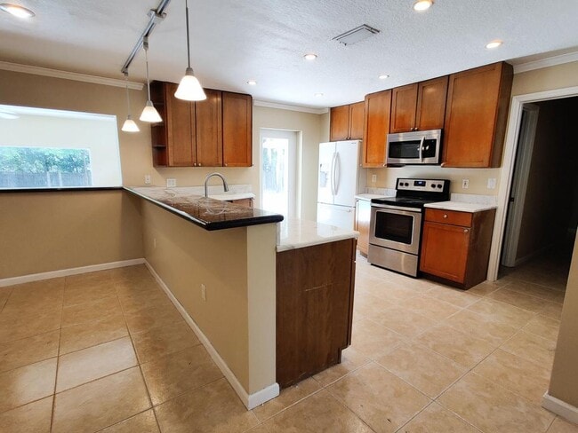 Building Photo - 615 Fox Valley Dr