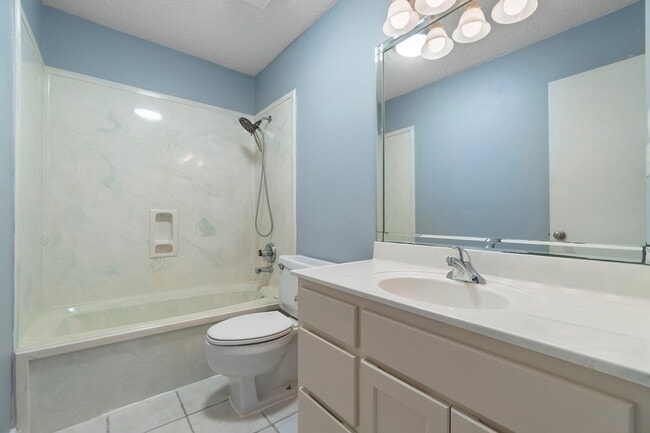 Building Photo - 1100 Shoreline Dr