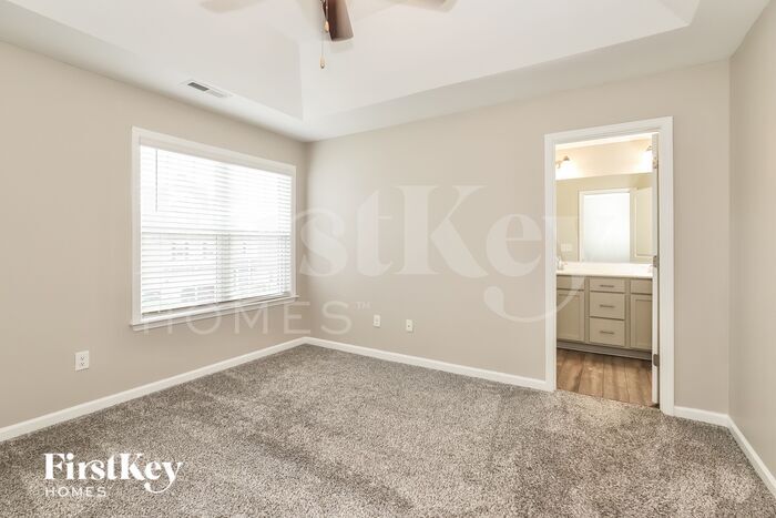 Building Photo - 824 Sage Hl Dr