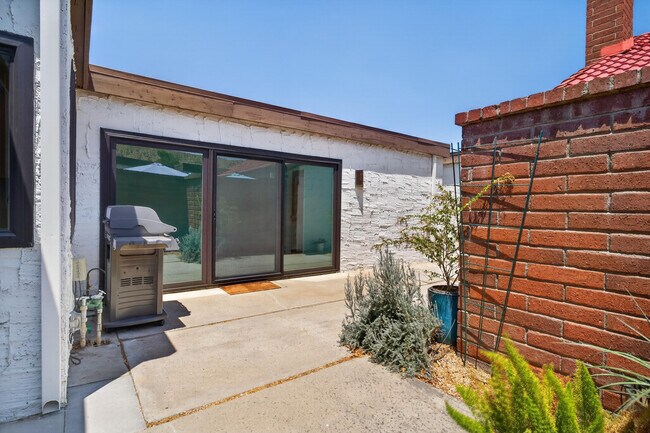 Building Photo - 2490 E Miramonte Cir