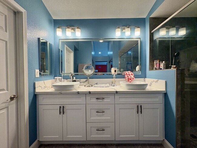 Building Photo - Spacious Living in a Beautifully Updated 4 Bedroom Home!