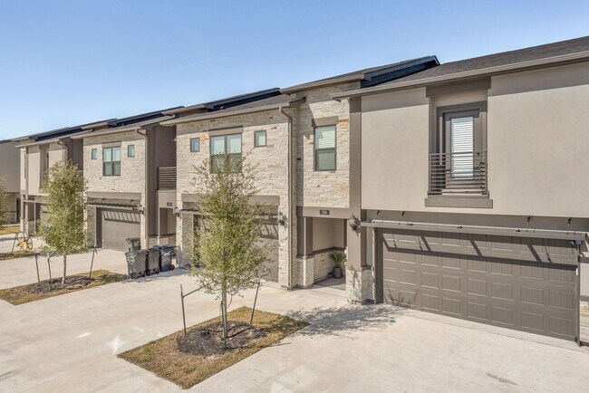 Building Photo - 4/4.5 in Pershing Pointe Townhomes! Availa...