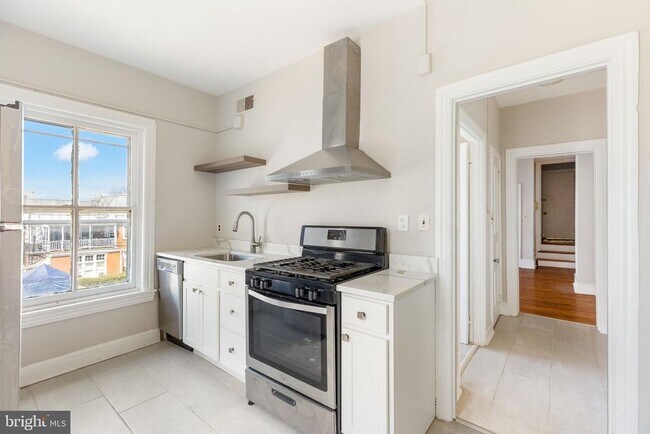 Building Photo - 1412 Delaware Ave