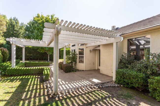 Building Photo - 1120 E Sawgrass Ave