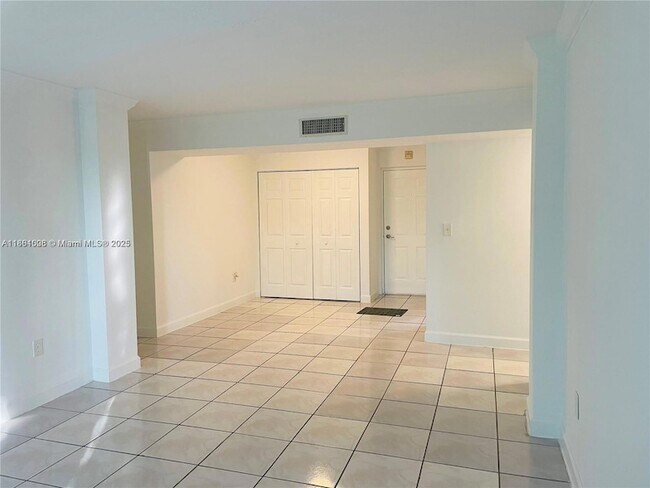 Building Photo - 9440 Fontainebleau Blvd