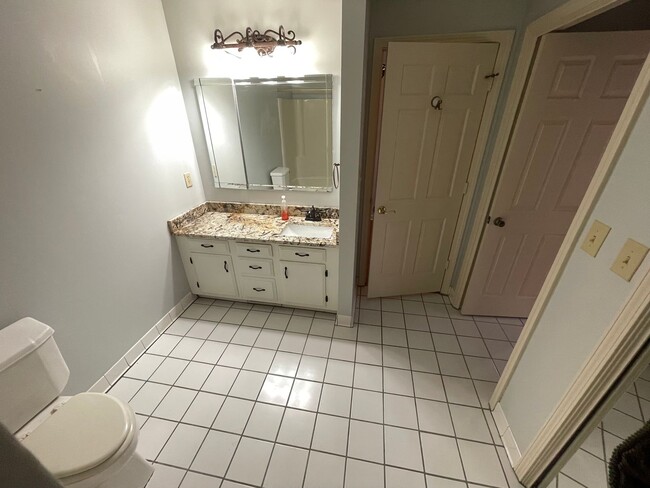 Building Photo - Charming 4 Bedroom Home in Downtown Shelbyville – Prime Location & Classic Comfort