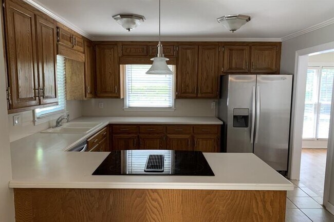 Building Photo - 831 Clairemont Ave