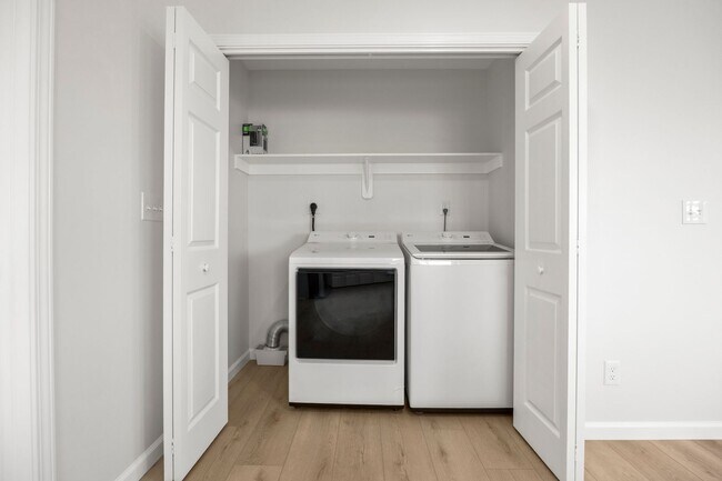 Building Photo - AVAILABLE NOW...BRAND NEW 3 BEDROOM 2 BATH