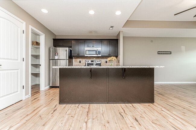 Building Photo - Duplex in Prairie Lakes