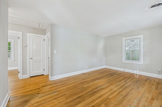 Building Photo - Adorable Home, Harwood Floors and Convenie...