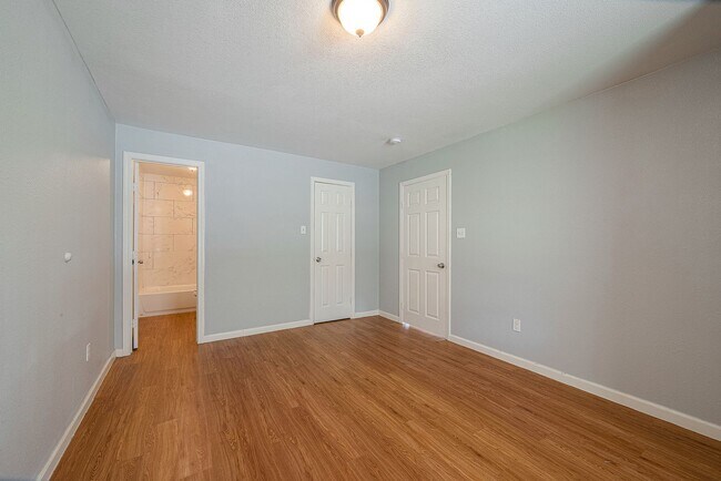 Building Photo - 5619 Willow Glen Dr