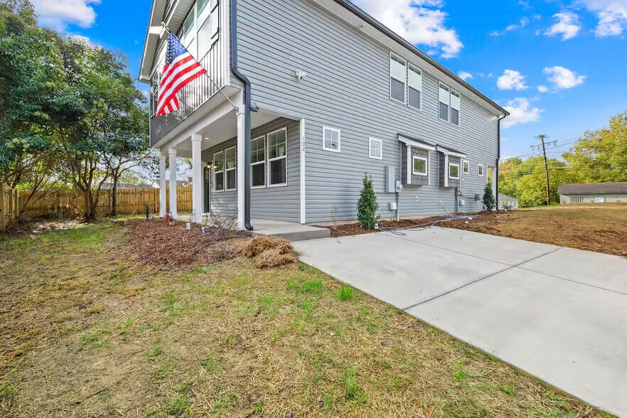 Building Photo - Room in Townhome on Mobley St