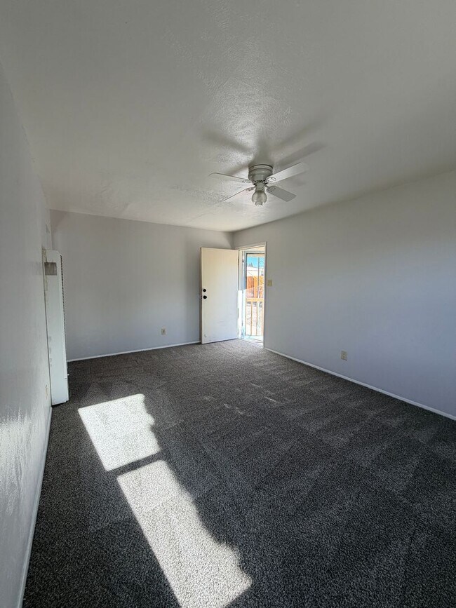 Building Photo - 402 E 18th St