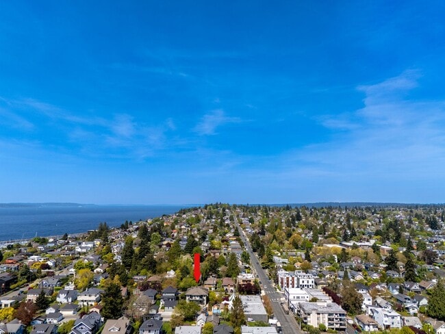 Building Photo - Charming 1BR/1BA Main Floor View Unit in D...