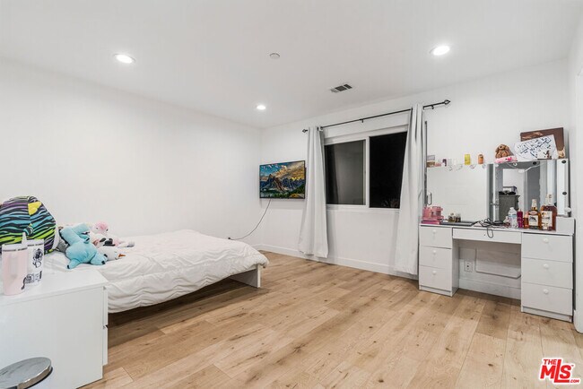 Building Photo - 20318 Blythe St